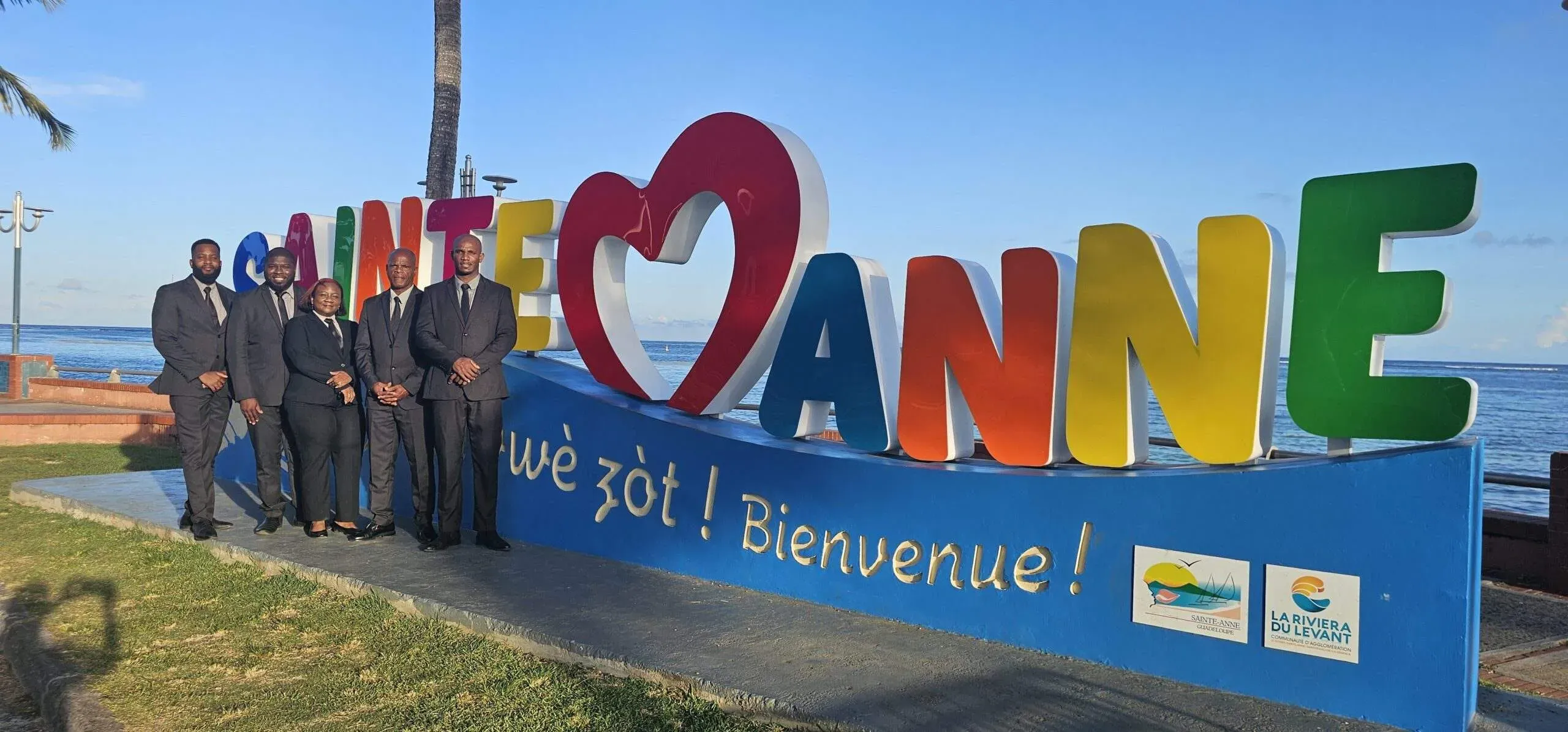 quipe des pompes funèbres devant les lettres de Sainte-Anne