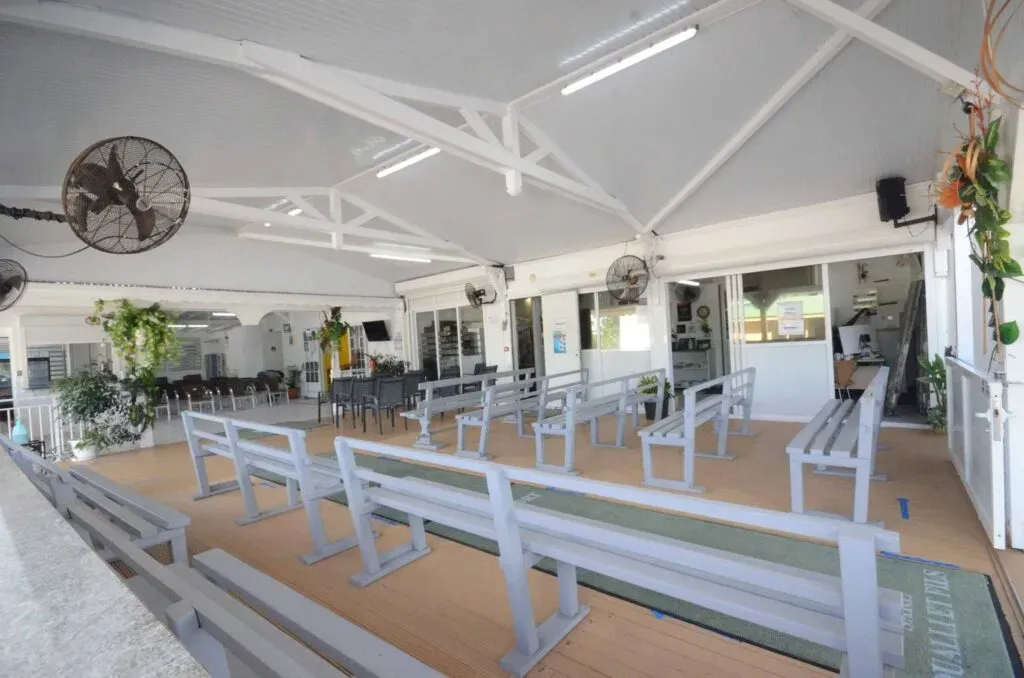 Grande terrasse couverte de la chambre funéraire équipée de bancs