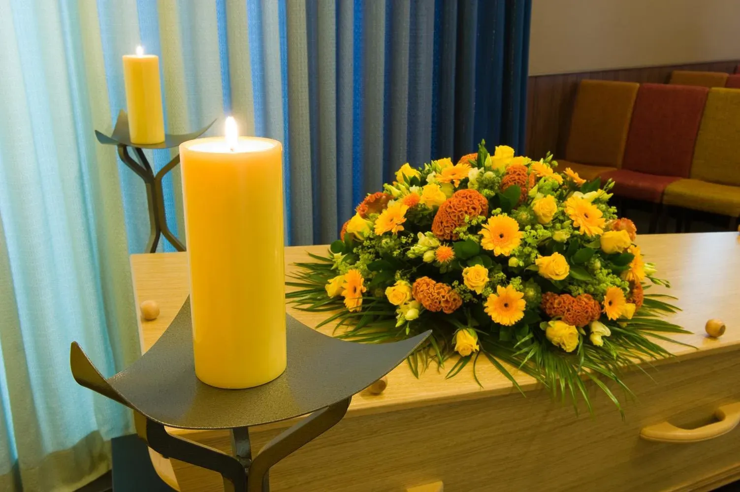 Cercueil en bois décoré de fleurs et de bougies
